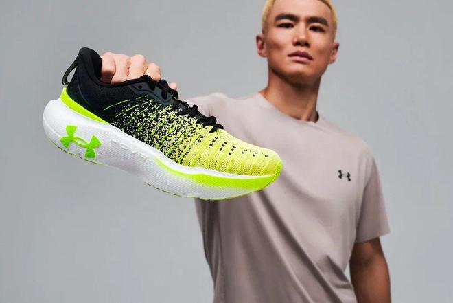 UA 新一代「厚底跑鞋」登场！看着就爽！(图2)