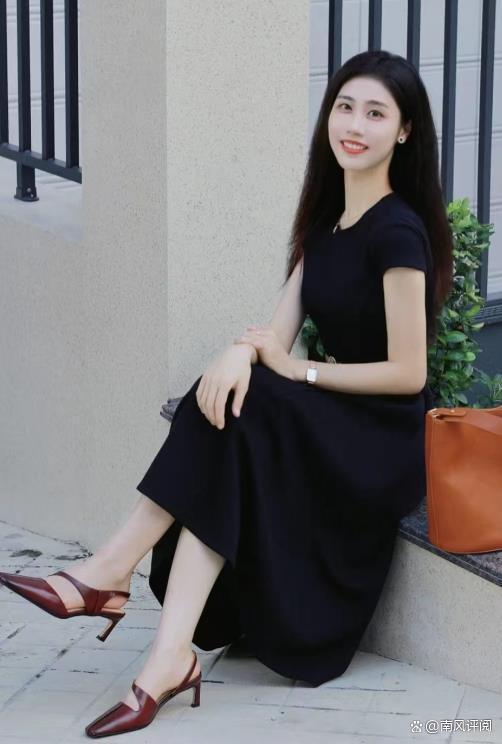 黑色长裙搭配鞋履时尚哲学引发热议！(图2)