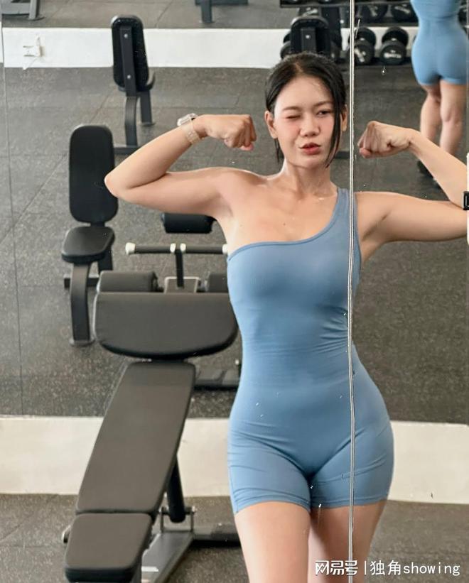 穿上这款淡蓝单肩健身服绝对让你成为全场焦点！