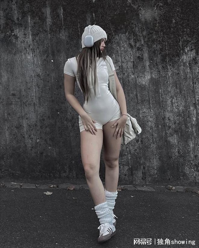 连体服太美了！看看这身全白穿搭！