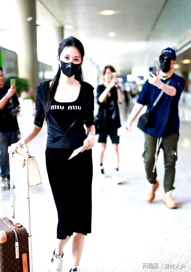 潘玮柏终于大秀老婆戴大金链走机场老婆穿紧身裙比女明星辣眼(图2)
