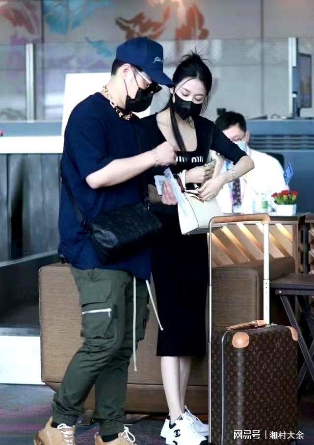 潘玮柏终于大秀老婆戴大金链走机场老婆穿紧身裙比女明星辣眼(图6)