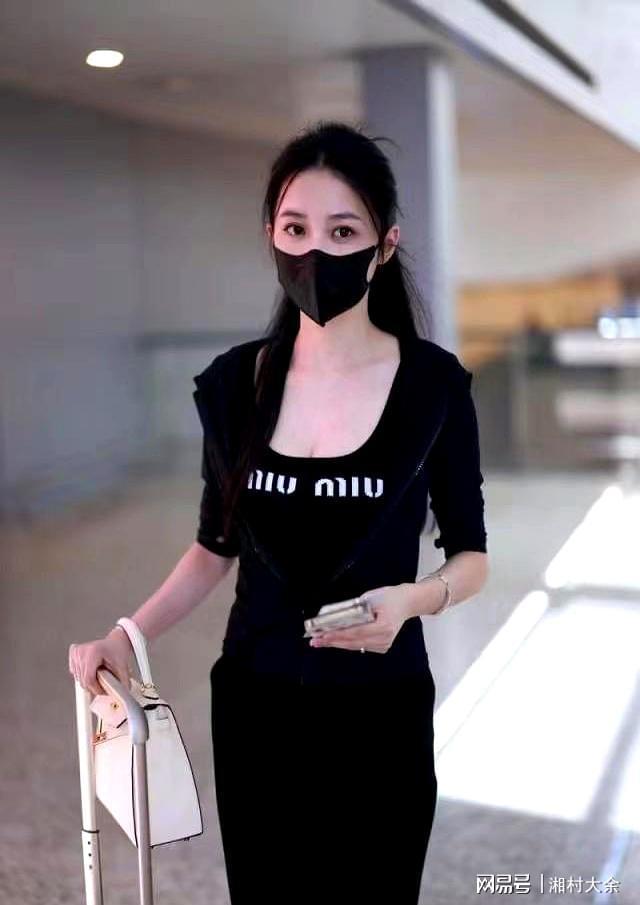 潘玮柏终于大秀老婆戴大金链走机场老婆穿紧身裙比女明星辣眼(图3)