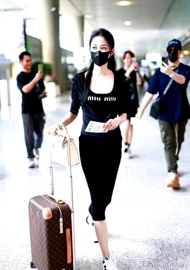 潘玮柏终于大秀老婆戴大金链走机场老婆穿紧身裙比女明星辣眼