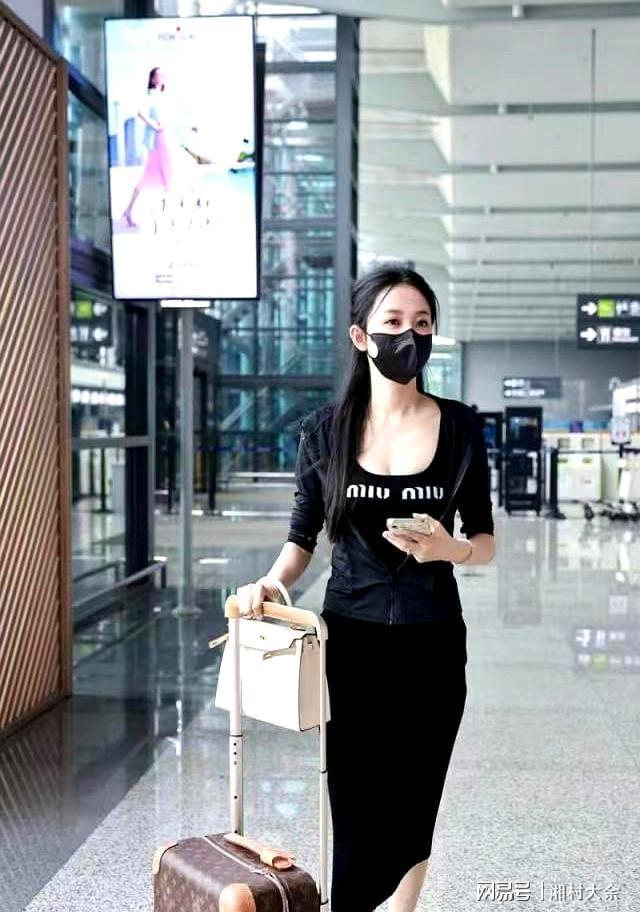 潘玮柏终于大秀老婆戴大金链走机场老婆穿紧身裙比女明星辣眼(图4)