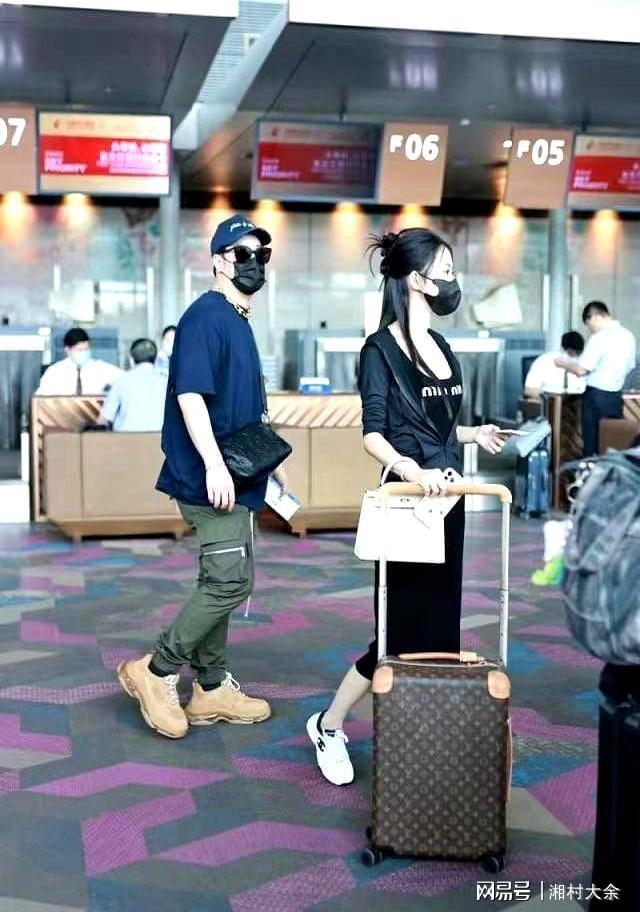 潘玮柏终于大秀老婆戴大金链走机场老婆穿紧身裙比女明星辣眼(图5)