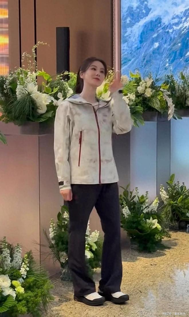 网友商场偶遇刘诗诗穿平底鞋个子娇小脸蛋也跟以前不一样了