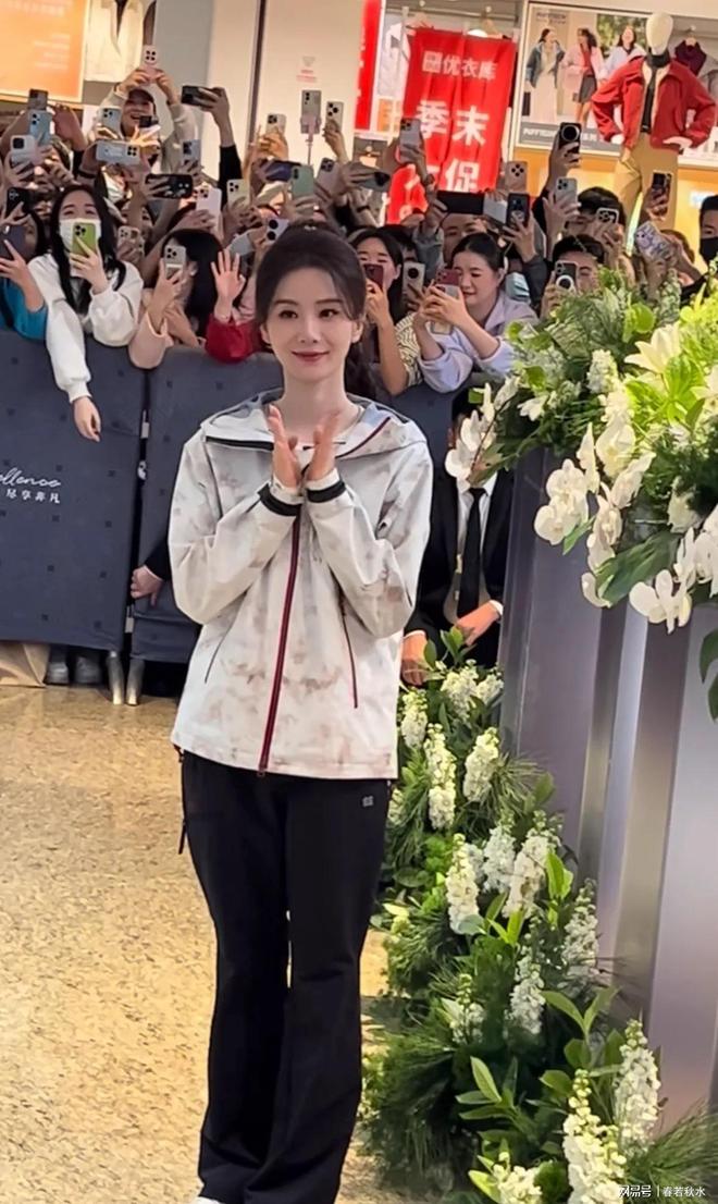 网友商场偶遇刘诗诗穿平底鞋个子娇小脸蛋也跟以前不一样了(图3)