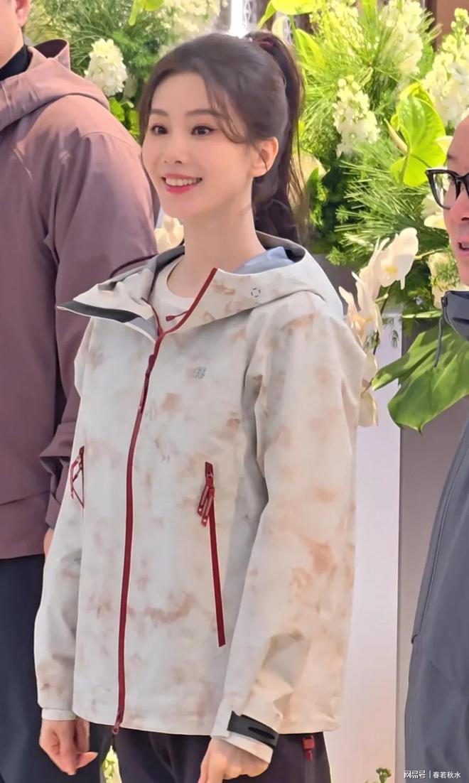 网友商场偶遇刘诗诗穿平底鞋个子娇小脸蛋也跟以前不一样了(图2)