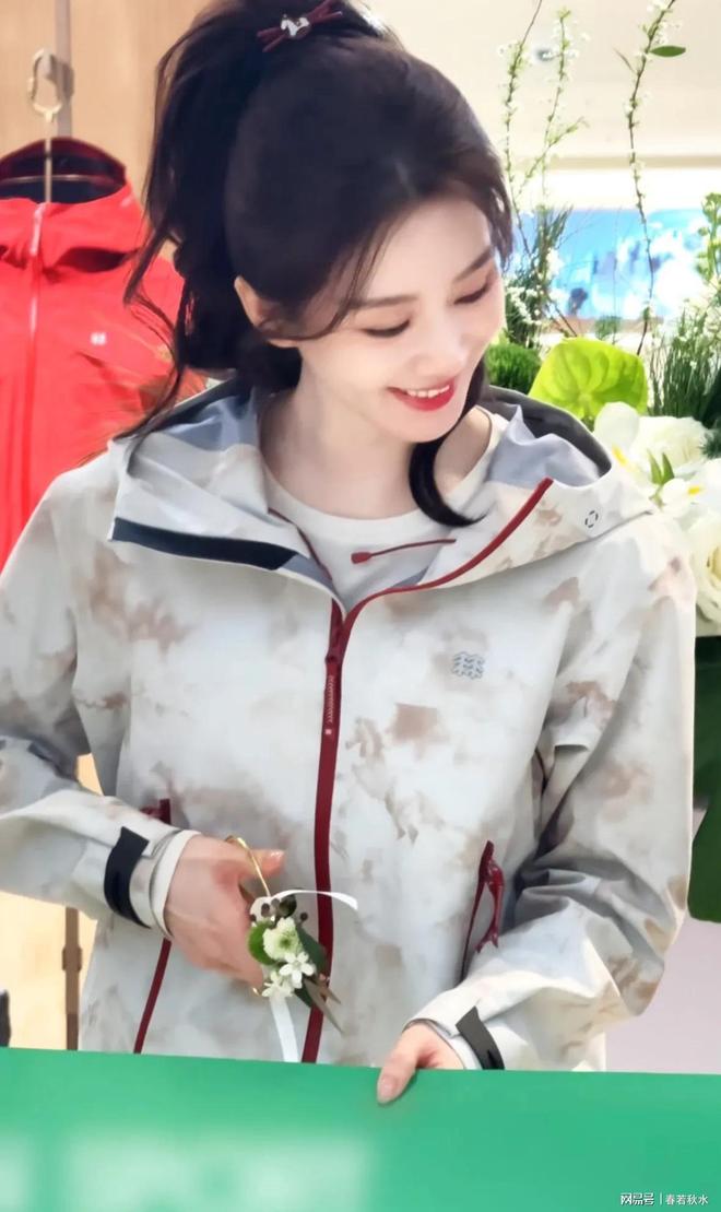 网友商场偶遇刘诗诗穿平底鞋个子娇小脸蛋也跟以前不一样了(图4)