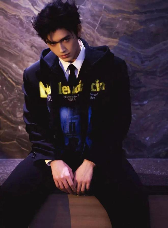 巴黎时装周｜暗夜新生BALENCIAGA的光影之美(图5)